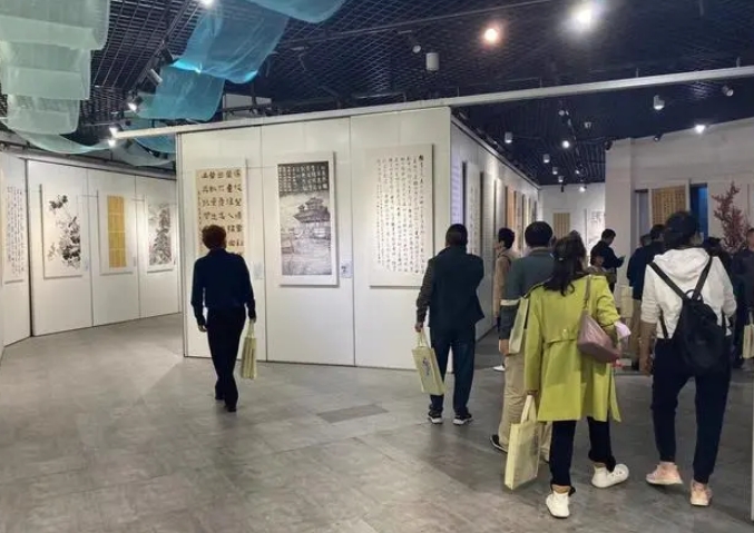 “江天墨韵”湖北省老年书画展在武汉客厅美术馆开幕