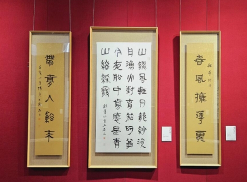 “诗染云烟”石云诗书展在北京人民美术出版社美术馆开展，同时举办《石云品画诗集》出版座谈会