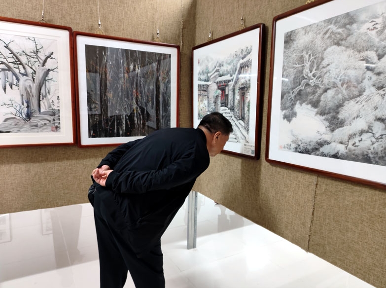 中国冰雪画派美术馆在黄山正式开馆，近180名冰雪画派的艺术家和嘉宾欢聚一堂