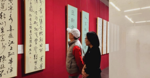 “诗染云烟”石云诗书展在北京人民美术出版社美术馆开展，同时举办《石云品画诗集》出版座谈会