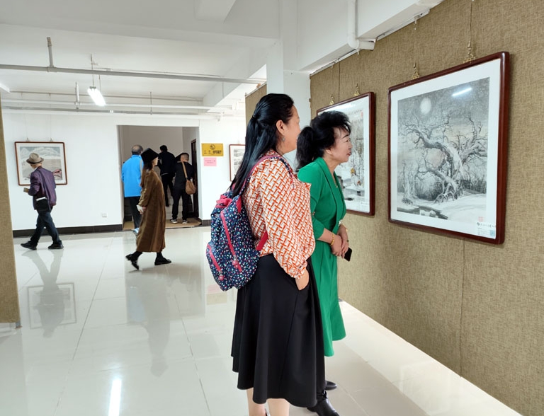 中国冰雪画派美术馆在黄山正式开馆，近180名冰雪画派的艺术家和嘉宾欢聚一堂