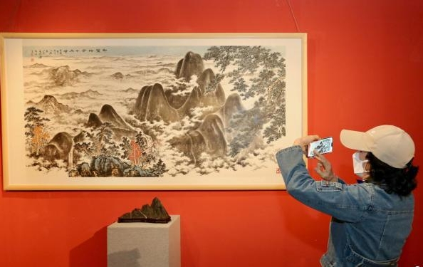 “天造山石入画来”展览亮相天津 50件作品呈现壮丽“山景”