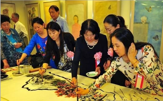 “现代中国女画家十人展”在日本东京开幕