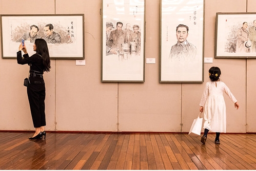 纪念周恩来诞辰120年 “杰出楷模”画展在京开幕